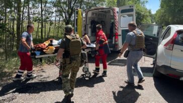 El enemigo bombardea aldea en la región de Chernihiv, tres civiles heridos