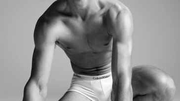 Carlos Alcaraz modelando ropa interior de Calvin Klein