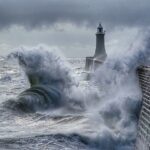 El mal tiempo continúa en algunas partes del Reino Unido cuando las olas rompen hoy sobre los muelles de Tynemouth.