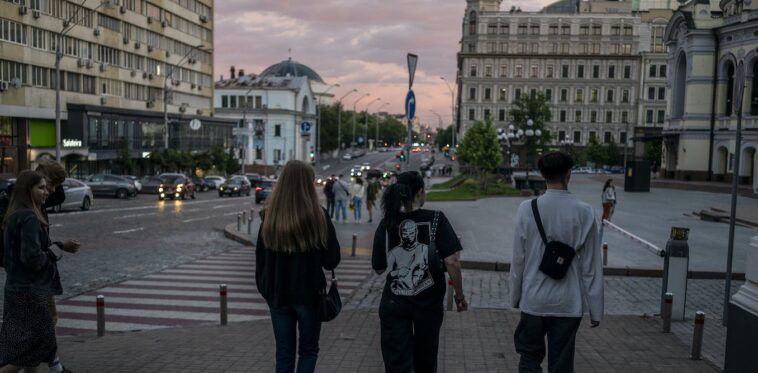 En Kiev, los signos de la guerra en curso son evidentes, pero la vida cotidiana también continúa sin interrupciones.