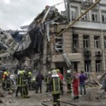 En Odesa, buscan a un hombre bajo los escombros de un edificio destruido por los bombardeos