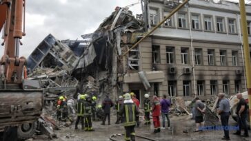 En Odesa, buscan a un hombre bajo los escombros de un edificio destruido por los bombardeos