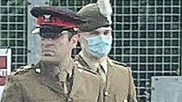 El fusilero real galés Alexander Garms-Rizzi (con una máscara) afuera del Tribunal Militar de Bulford, donde fue sentenciado a 12 meses en un centro de detención militar