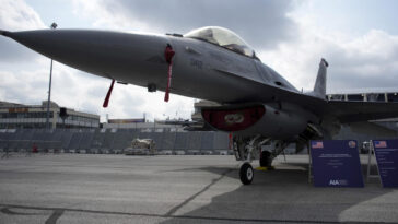 Estados Unidos envía aviones de combate F-16 al Estrecho de Ormuz después de que Irán abre fuego contra un petrolero