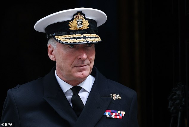 El jefe del Estado Mayor de la Defensa británico, Sir Tony Radakin, sale de una reunión de gabinete en el número 10 de Downing Street en Londres, Gran Bretaña, el 4 de julio de 2023.