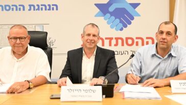 Arnon Bar-David and Treasury officials credit: Histadrut spokesperson