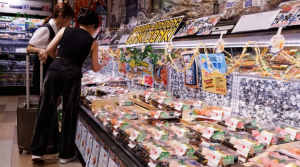 Las importaciones japonesas de productos del mar se ven en un supermercado en Hong Kong, China, el 12 de julio de 2023. (Reuters)