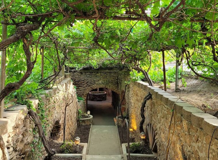 Los jardines subterráneos de Forestiere fueron excavados a principios del siglo XX por el inmigrante siciliano y agricultor de cítricos Baldassare Forestiere.