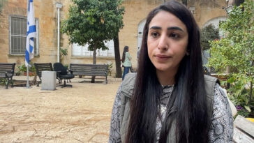 Israel libera a periodista palestino de arresto domiciliario e impone servicio comunitario