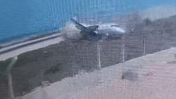 Una imagen muestra el avión deslizándose por la pista, supuestamente después de un problema con el tren de aterrizaje.