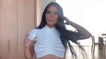 Kim Kardashian y el ex blaze de Kanye West, Chaney Jones, llaman la atención con atuendos a juego en un evento repleto de estrellas.