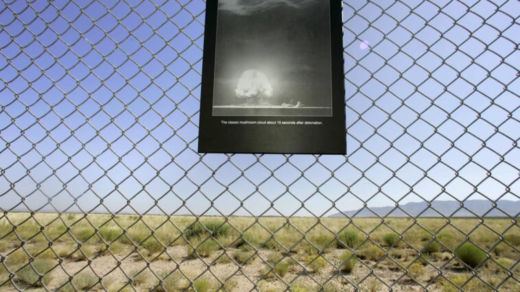 La manía de 'Oppenheimer' empuja al Ejército a advertir sobre largas filas de turistas en el sitio de prueba atómica de Trinity