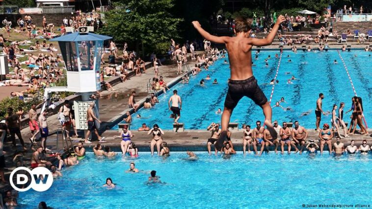 La violencia en la piscina de Berlín desencadena un debate sobre la ley y el orden