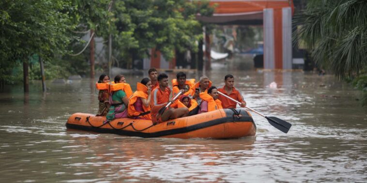 Las inundaciones obligan a la capital india a cerrar escuelas y oficinas