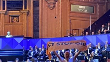 Dos activistas desplegaron una bandera naranja mientras corrían hacia el escenario del Royal Albert Hall, logrando pasar frente a la orquesta antes de que se los llevaran a rastras.