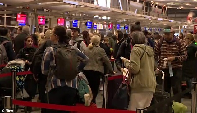 El aeropuerto de Sydney ha estado plagado de más interrupciones por cuarto día consecutivo después de que se cancelaron más vuelos