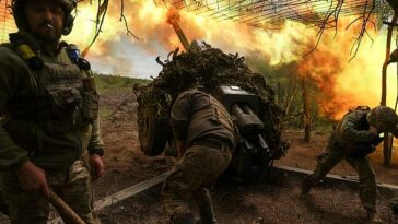 Después de meses de titubeos y demoras, el presidente debe haber sabido que sería atacado por aprobar finalmente la transferencia de municiones en racimo a Ucrania.  (Arriba) Militares ucranianos disparan un obús D-30 hacia las tropas rusas el 6 de mayo de 2023