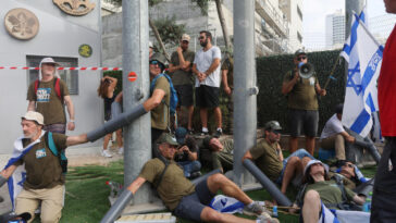 Manifestantes contra reforma judicial israelí bloquean carreteras y cuartel general del ejército