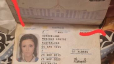 A Monique Sutherland se le obligó a firmar un formulario azul adicional cuando se registró en el mostrador de Batik Air en el aeropuerto de Tullamarine en Melbourne porque su pasaporte de siete años estaba ligeramente sucio.