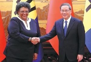 Primer ministro de Barbados, Mottley, pide cooperación para impulsar el desarrollo