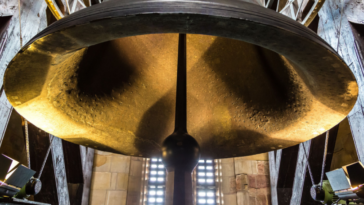 Roban campana gigante de bronce de 500 años de antigüedad en iglesia de Berlín