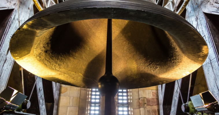 Roban campana gigante de bronce de 500 años de antigüedad en iglesia de Berlín