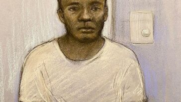 Ibrahima Bah, de 19 años, (en la foto en un boceto judicial anterior de abril de 2023) se enfrenta a cuatro cargos de homicidio involuntario después de que un barco que piloteaba volcó en el Canal de la Mancha.