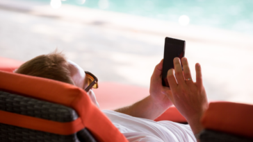Un tercio de los alemanes revisa su teléfono de trabajo durante las vacaciones, según una encuesta