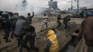 VÍDEO : VER: La policía de Kenia lanza gases lacrimógenos contra los manifestantes contra los impuestos