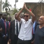 Volviendo a sus raíces: el futbolista Mbappé visita la tierra natal de su padre