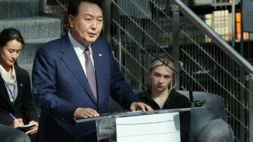 Yoon meets with Polish youths at University of Warsaw