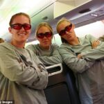 Las Leonas de Inglaterra fueron fotografiadas con gafas de sol especiales mientras se embarcaban en un viaje a Australia.  En la imagen: las jugadoras Keira Walsh, Ellie Roebuck y Georgia Stanway