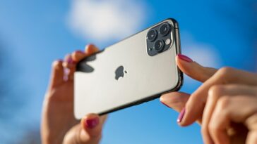 La actualización de iOS 17 de Apple está configurada para ofrecer algunas funciones nuevas y útiles, incluido un útil truco de cámara que enderezará tus fotos.