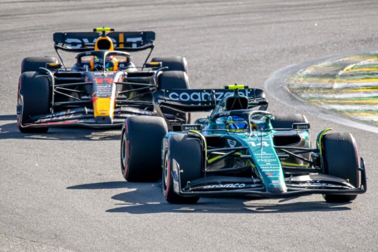 El ex piloto de F1 Jolyon Palmer analiza la emocionante batalla Alonso-Pérez por la P3 desde el punto de vista de un piloto