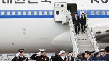 (3rd LD) Yoon arrives in San Francisco to attend APEC summit