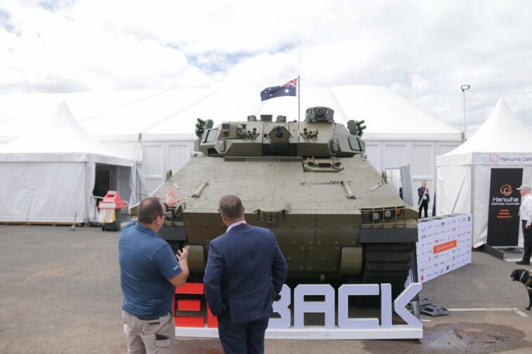 (LEAD) Defense chief offers support for signing of Australia&apos;s armored vehicle acquisition deal