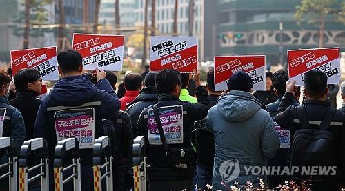 (LEAD) Seoul Metro labor, management reach wage deal to avert strike