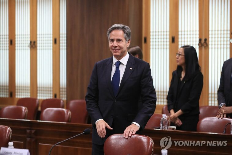 (LEAD) Yoon meets with Blinken over lunch at presidential residence