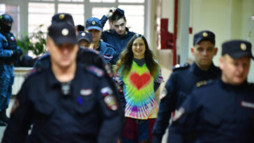 Artista ruso condenado a siete años de prisión por protesta en supermercado