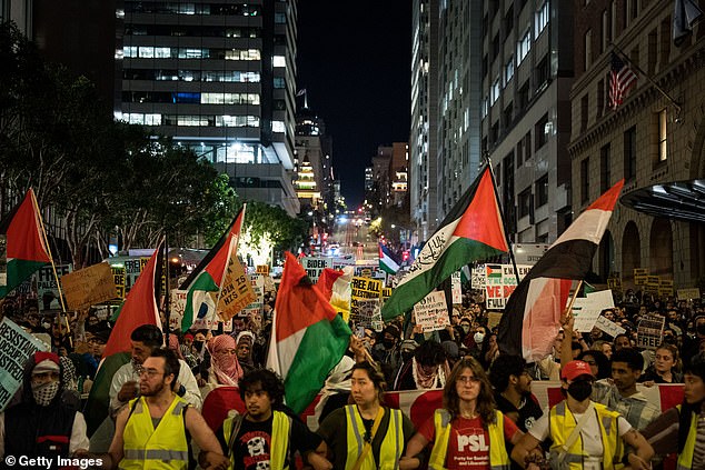 Se ve a manifestantes pro palestinos en San Francisco el martes por la noche marchando hacia donde Biden asistía a una recaudación de fondos.