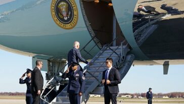 El presidente Joe Biden abordó el Air Force One para dirigirse a San Francisco para su reunión de alto riesgo con Xi Jinping.