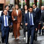 Brittany Higgins (centro) llega al Tribunal Federal de Australia en Sydney, el miércoles 29 de noviembre de 2023. (AAP Image/Bianca De Marchi) SIN ARCHIVO