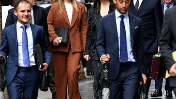 Brittany Higgins (centro) llega al Tribunal Federal de Australia en Sydney, el miércoles 29 de noviembre de 2023. (AAP Image/Bianca De Marchi) SIN ARCHIVO