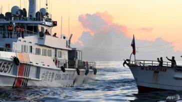 Buques chinos persiguen en alta mar a un barco filipino con los medios de comunicación