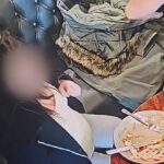Esta mujer, en la foto de la izquierda, se sacó un mechón de cabello de la cabeza y lo colocó sobre su cena a medio comer para pedir un reembolso del precio de su almuerzo de £12,95.