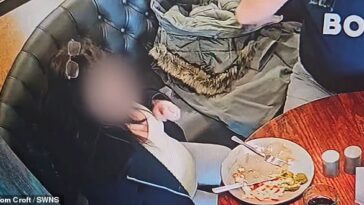 Esta mujer, en la foto de la izquierda, se sacó un mechón de cabello de la cabeza y lo colocó sobre su cena a medio comer para pedir un reembolso del precio de su almuerzo de £12,95.