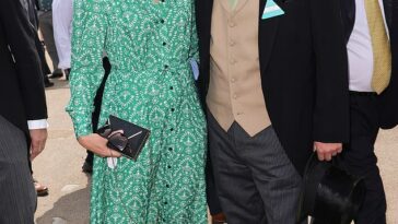 David y Samantha Cameron aparecen en la foto de Ascot este año, Samantha aparece con un vestido de Cefinn.