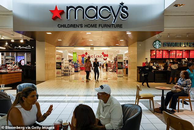 Los hombres blancos luchan por conseguir un ascenso gracias a los objetivos de diversidad de Macy's, según una denuncia