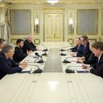 El nuevo Secretario de Asuntos Exteriores, Lord Cameron (tercero desde la derecha), se reúne con el presidente ucraniano Volodymyr Zelensky (tercero desde la izquierda) en Kiev.