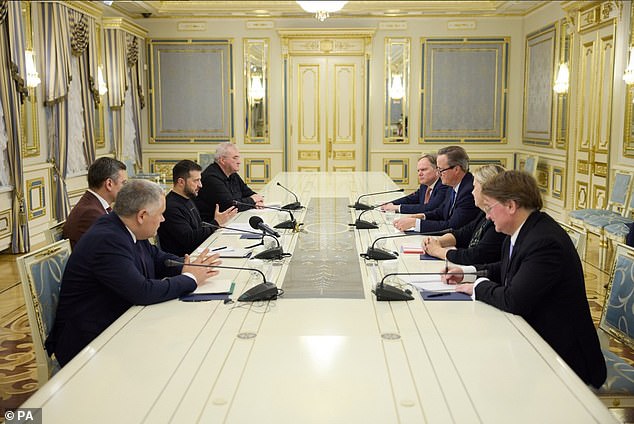 El nuevo Secretario de Asuntos Exteriores, Lord Cameron (tercero desde la derecha), se reúne con el presidente ucraniano Volodymyr Zelensky (tercero desde la izquierda) en Kiev.